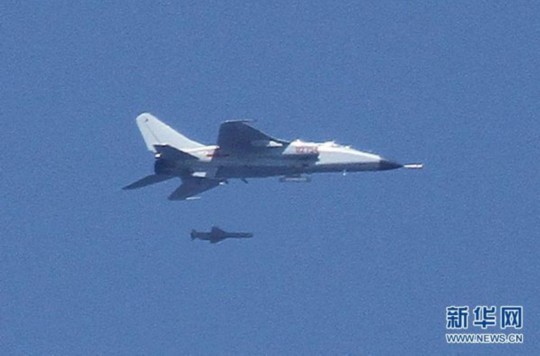 資料圖：中國飛豹戰(zhàn)機(jī)發(fā)射導(dǎo)彈，精確打擊海上目標(biāo)。