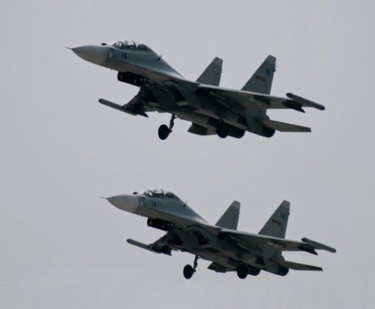 資料圖：解放軍蘇-30戰(zhàn)機(jī)編隊飛行。