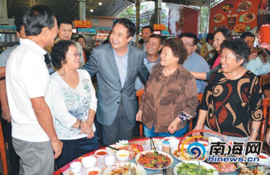 1月1日，省委書記、省人大常委會主任羅保銘在三亞調(diào)研。圖為在三亞春園海鮮大排檔，羅保銘來到用餐的游客中間，了解他們在三亞的旅游感受，并認(rèn)真聽取大家的意見和建議。本報記者 王凱 攝