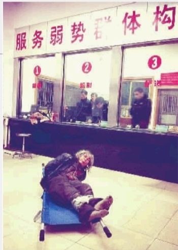 1月7日23點(diǎn)50分，長(zhǎng)沙市救助管理站大廳，一名老年流浪者躺在擔(dān)架上，無(wú)助地看著記者。