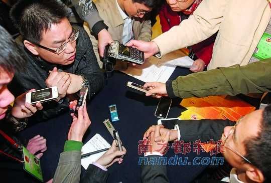 咨詢問政會(huì)上，記者的錄音設(shè)備遍布臺(tái)面。南都記者 馮宙鋒 攝