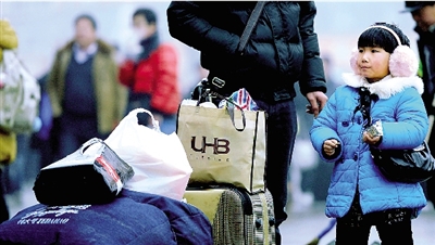 昨天上午，一名隨家長(zhǎng)回老家的小女孩在等候進(jìn)站。