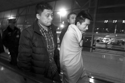 昨日，首都機(jī)場，跨國綁架勒索團(tuán)伙首犯中國籍男子奚某被押解回國。新京報記者 尹亞飛 攝
