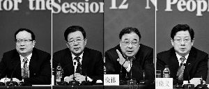 昨天，國(guó)務(wù)院深化醫(yī)藥衛(wèi)生體制改革領(lǐng)導(dǎo)小組辦公室負(fù)責(zé)人王保安、孫志剛、馬曉偉、胡曉義（從左至右）就“醫(yī)藥衛(wèi)生體制改革”有關(guān)問題回答記者提問。記者王鵬/攝