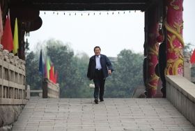 2008年10月30日清晨，吳仁寶在村中散步時從華西金塔門前走過。圖/新華社