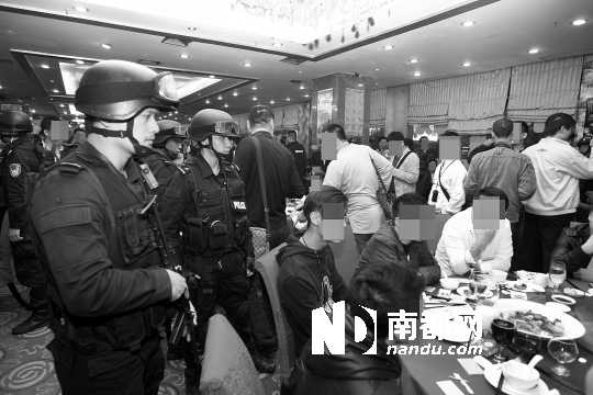 手持微沖、身穿防彈背心的警員進入酒樓進行調查。深圳警方供圖