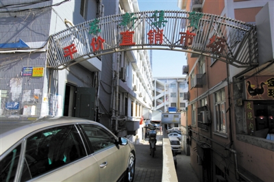 昨日，從事活禽宰殺的許某確認(rèn)為感染H7N9禽流感確診病例，其所工作的南京江寧區(qū)東新農(nóng)貿(mào)市場仍正常營業(yè)