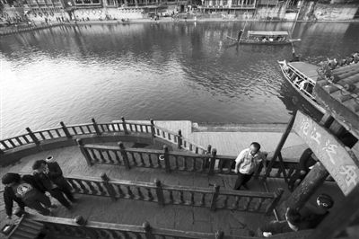 16日，湖南省長沙市，連日來，鳳凰景區(qū)游客稀少，商戶收入減少。