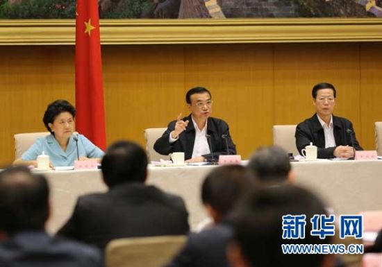 　5月13日，國(guó)務(wù)院召開(kāi)全國(guó)電視電話會(huì)議，動(dòng)員部署國(guó)務(wù)院機(jī)構(gòu)職能轉(zhuǎn)變工作。中共中央政治局常委、國(guó)務(wù)院總理李克強(qiáng)發(fā)表講話。 新華社記者劉衛(wèi)兵 攝