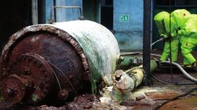 5月19日，中鹽湖南株洲化工集團(tuán)有限公司廠區(qū)，消防戰(zhàn)士穿著重型防化服對(duì)泄漏點(diǎn)及周圍進(jìn)行處置。圖/讀者高先生