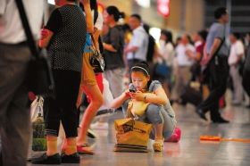 5月26日，武廣高鐵長(zhǎng)沙南站，因?yàn)楦哞F設(shè)備故障，滯留了大量旅客。圖/記者李坤