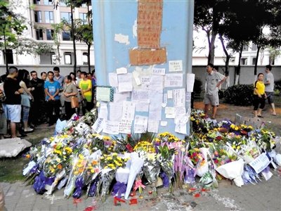 　昨日，廈門市民在BRT的橋墩下放上鮮花悼念逝者。新京報(bào)記者 郭鐵流 攝