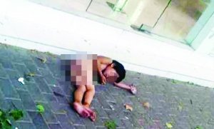 大熱天，小女孩赤身躺在馬路上