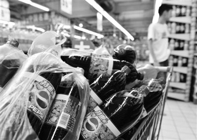 昨日，浙江省杭州市，在一家超市里拍攝到的百事可樂。近日，百事可樂再次遭遇“致癌風(fēng)波”。圖/CFP