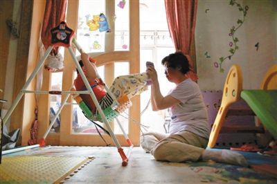 6月14日，未婚媽媽于軍的家里，她正在陪女兒悅悅玩耍。悅悅4歲了，因?yàn)闆]有爸爸的信息而始終上不了戶口。