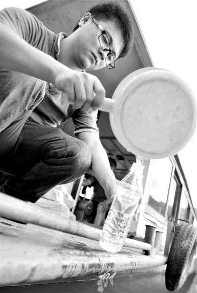 昨日，合面獅段水域，工作人員在取水檢測。據(jù)新華社