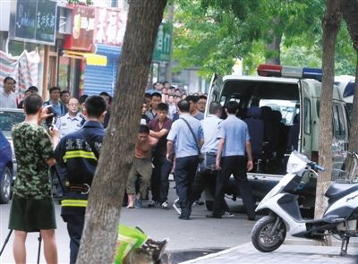 女童安全獲救后，嫌疑人被制服并由民警押出餐館。新華社發(fā)