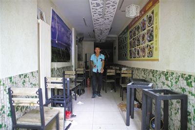 發(fā)生女童劫持事件的面館，事后現(xiàn)場(chǎng)一片狼藉。新京報(bào)記者 周崗峰 攝