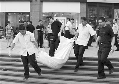 昨日,朝陽區(qū)青年路大悅城東側(cè),一男子持刀行兇致兩人死亡。經(jīng)初步審查,嫌疑人自稱孝某(男,27歲,山東省沂水縣人),有精神病。目前,北京警方正聯(lián)系兩名受害人的親友。新華社發(fā)