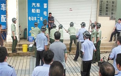 昨日，警方趕到現(xiàn)場制服嫌疑人何某。
