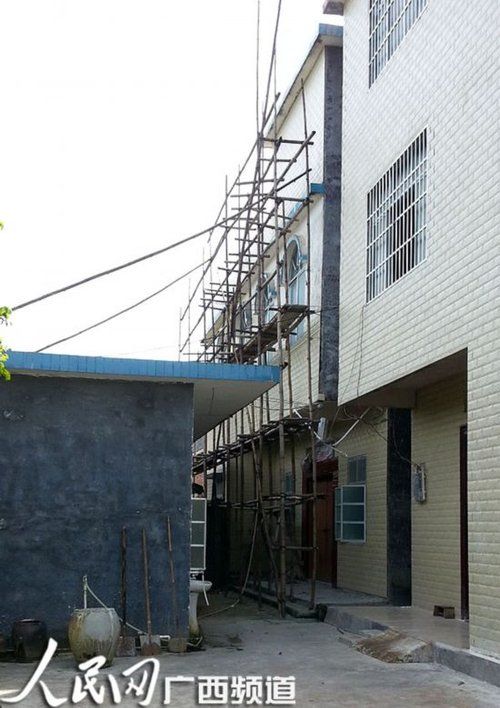 何某某的家門緊鎖，23日晚家人連夜搬家，現(xiàn)在去向不明