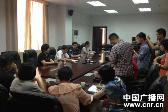 試卷原件展示前向媒體說明情況，并要求媒體不能拍照或攝像