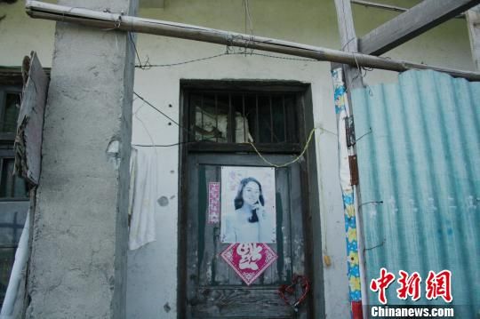 圖為嫌犯租住的民房，當天受害人即攀在門上的窗口對外呼救。 吳佳蔚 攝