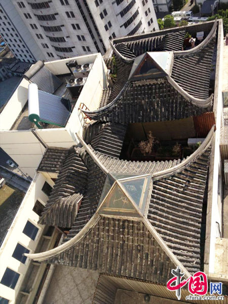 2013年8月14日，江蘇蘇州蘇州市三香大廈高樓18層樓頂東側(cè)陽臺上的“蘇州園林”式別墅，兩座涼亭和兩道回廊，飛檐翹角，一派蘇州園林的氣勢。中國網(wǎng)圖片庫李俊鋒攝影