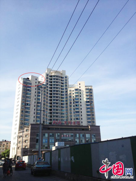 2013年8月14日，江蘇蘇州蘇州市三香大廈高樓18層樓頂東側(cè)陽臺上的“蘇州園林”式別墅，兩座涼亭和兩道回廊，飛檐翹角，一派蘇州園林的氣勢。中國網(wǎng)圖片庫李俊鋒攝影