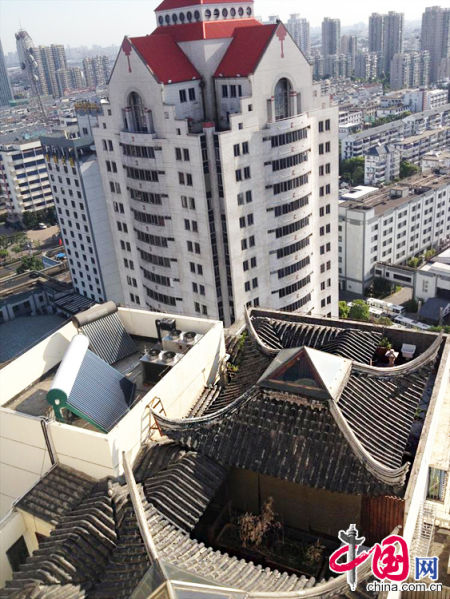 2013年8月14日，江蘇蘇州蘇州市三香大廈高樓18層樓頂東側(cè)陽臺上的“蘇州園林”式別墅，兩座涼亭和兩道回廊，飛檐翹角，一派蘇州園林的氣勢。中國網(wǎng)圖片庫李俊鋒攝影