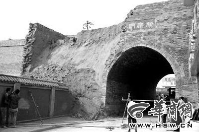 昨日上午9時左右，工人在倒塌處重新裝上護欄。實習記者 楊虎元 攝