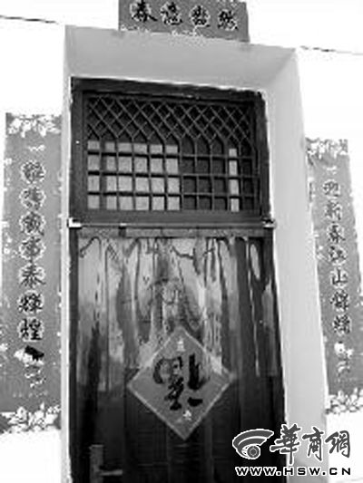 昨日中午，張某辦公室大門(mén)緊閉。