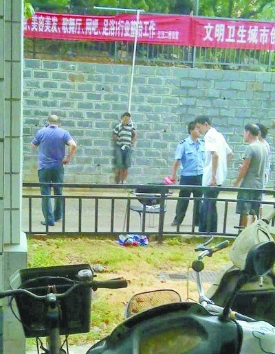 小偷被五花大綁捆在小區(qū)門(mén)前的墻壁上示眾。 網(wǎng)友羅先生 攝