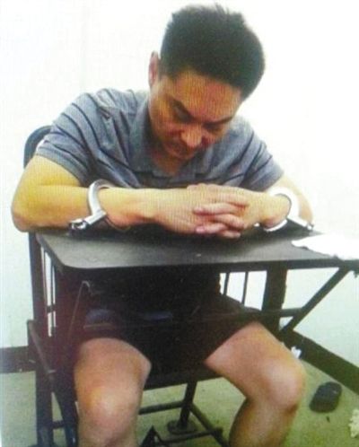 韓磊被控制時(shí)接受警方訊問。本組圖片為視頻截圖