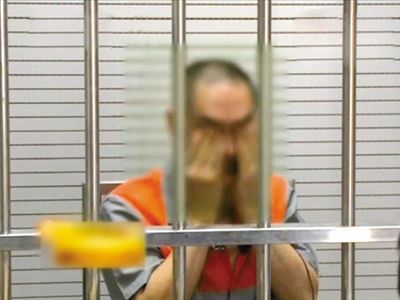 韓磊掩面哭泣。