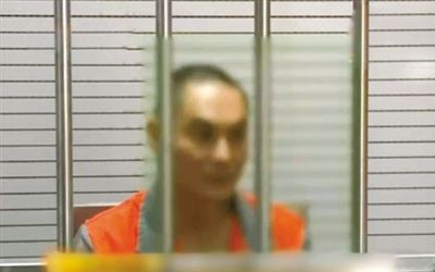 涉嫌窩藏罪的李明在接受訊問。