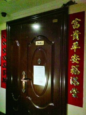 拆除公告昨天仍貼在2605號大門上。