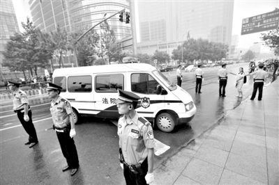 　　昨日早上,押解李某某的車隊(duì)開進(jìn)法院。當(dāng)日,李某某等5人涉嫌強(qiáng)奸案在海淀法院不公開審理。本版攝影/新京報(bào)記者 王貴彬