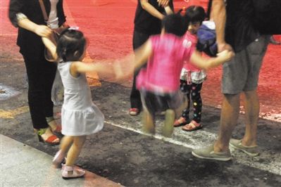 2012年8月1日晚，北京兒童醫(yī)院，三個(gè)來(lái)自廊坊的小女孩在玩耍，她們都被幼兒園老板性侵害。本版攝影/新京報(bào)記者 尹亞飛