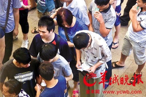 挎腰包的“黃牛”分發(fā)一輪“任務(wù)”后，自己也開始整理“炒號”簽條