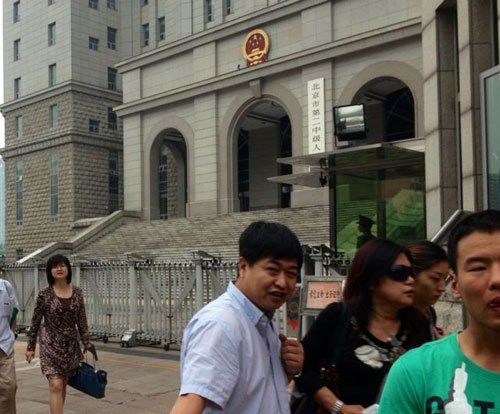 上午10：35分左右，蘇順虎律師和其家屬從法院西大門出來。