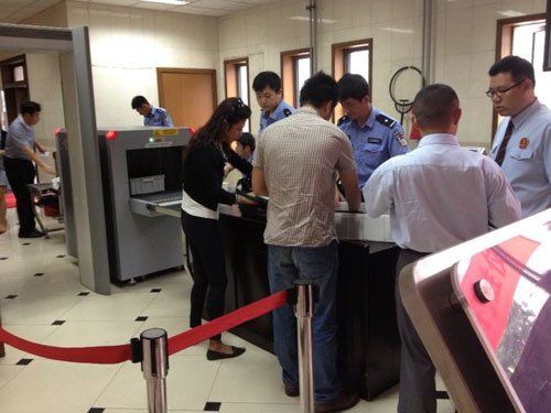 上午蘇順虎律師和其家屬安檢進入法院。