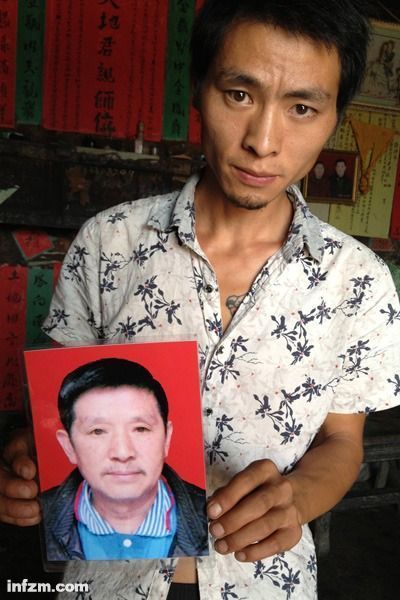 程興貴的兒子程正鵬拿著父親的遺照。程興貴自殺后，政府補(bǔ)償程家6000多塊錢，并終于認(rèn)定了程興貴的代課教齡。 (南方周末記者雷磊/圖)