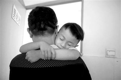 9月6日，“鷹爸”抱著多多去化妝間，準備錄制節(jié)目。