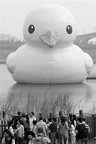 前日，大黃鴨首秀時，皮膚發(fā)皺、嘴巴尖尖朝下嘟，顯得頗為“委屈”。