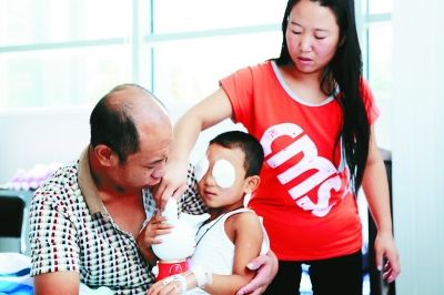 斌斌手術(shù)后第一天恢復(fù)良好，斌斌父母在用玩具逗他開(kāi)心供圖/嚴(yán)益