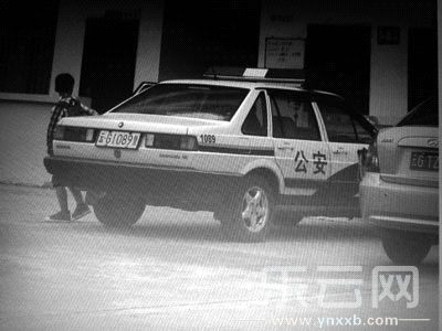 被指接送小孩上學(xué)的警車。
