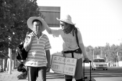 徒步旅途的第77天，雷闖與父親一起前行。雷闖供圖