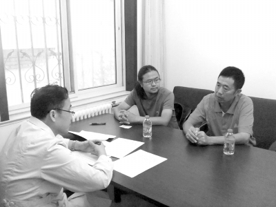 9月13日下午，雷闖(中)與父親在國家衛(wèi)計(jì)委遞交建議信，與衛(wèi)計(jì)委工作人員交流?！±钻J供圖