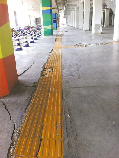 在溫嶺火車站架空層，由于沉降產(chǎn)生的裂縫到處可見。